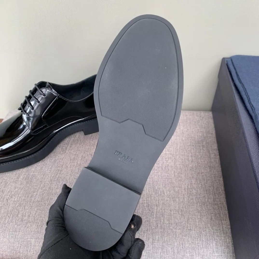 Men's shoes 💰860 hot recommendation ✨PRADA Prada's top purchasing quality imported upper with color-brushed open edge beads carved toe design cowhide lining private molded TPU outsole non-slip, wear-resistant and elastic fashionable and versatile black gray blue burgundy 39-44 in stock (38, 45 customized, non-refundable)
